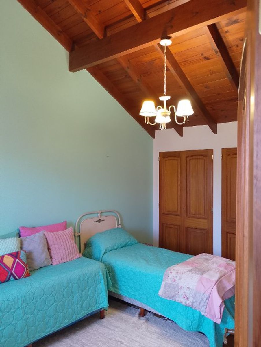 IMPONENTE CHALET EN DOS PLANTAS DE 6 AMBIENTES - CASTELAR NORTE - 13