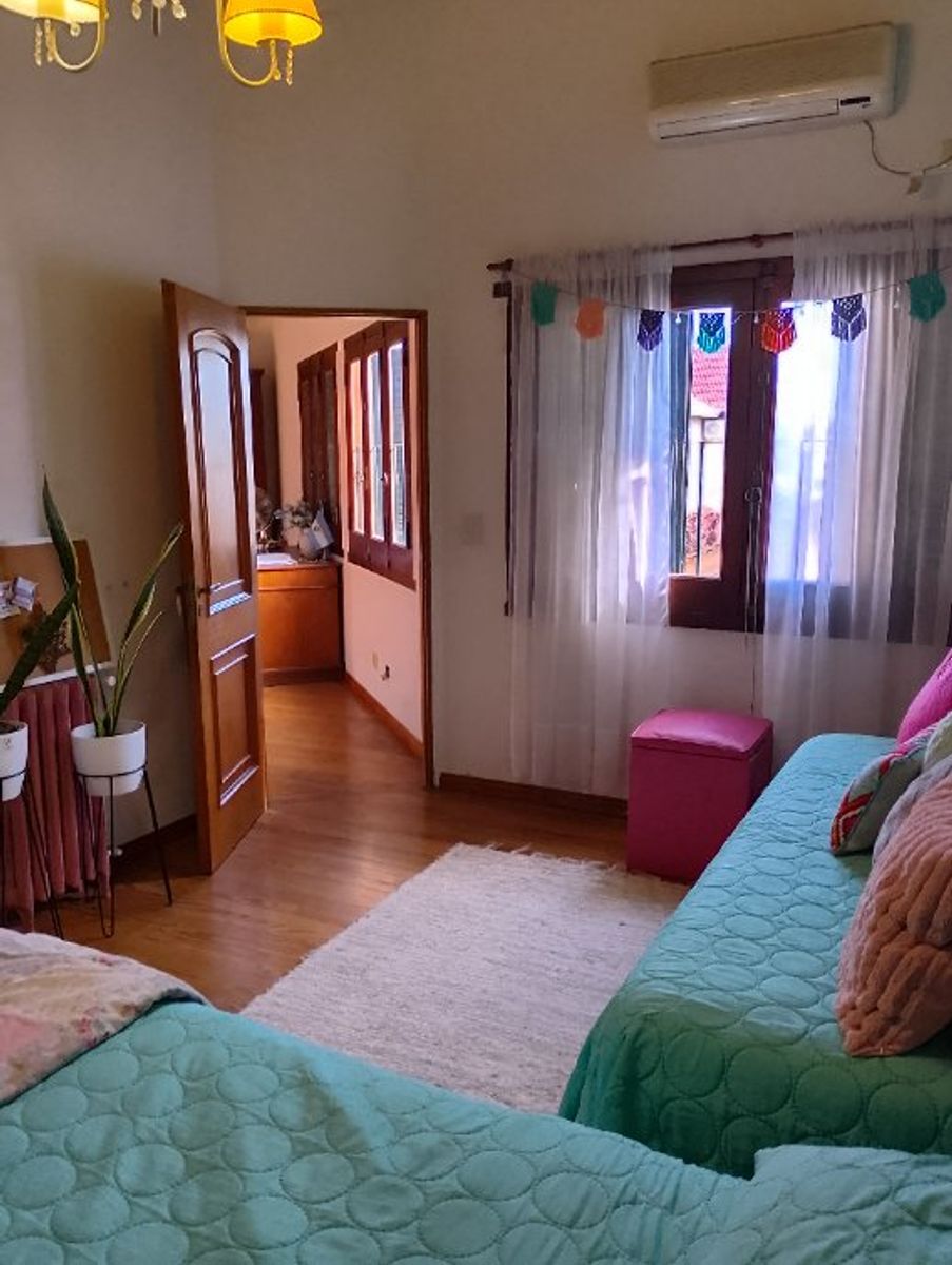 IMPONENTE CHALET EN DOS PLANTAS DE 6 AMBIENTES - CASTELAR NORTE - 14