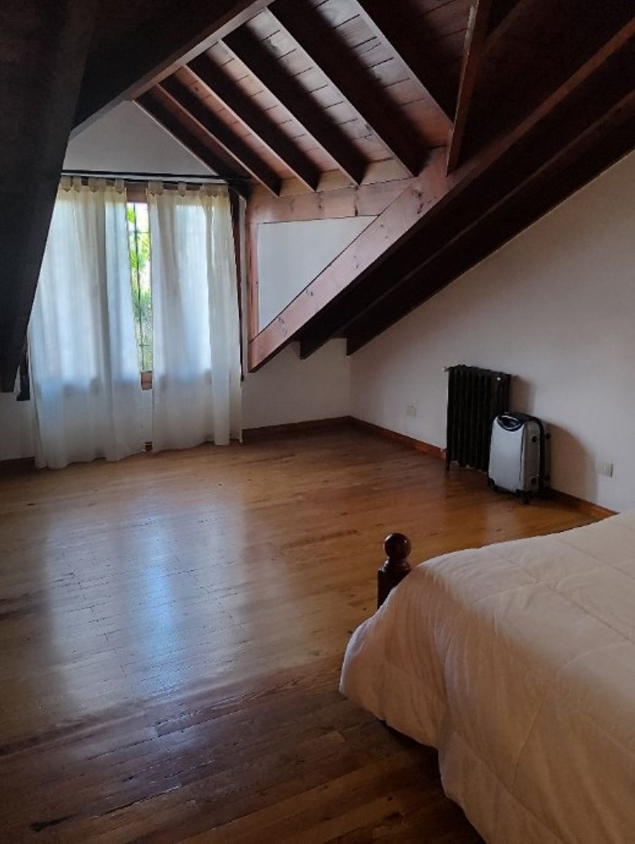 IMPONENTE CHALET EN DOS PLANTAS DE 6 AMBIENTES - CASTELAR NORTE - 17