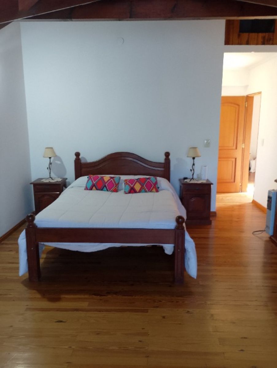 IMPONENTE CHALET EN DOS PLANTAS DE 6 AMBIENTES - CASTELAR NORTE - 18