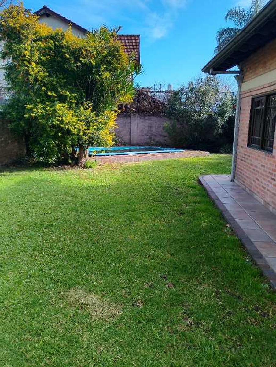 IMPONENTE CHALET EN DOS PLANTAS DE 6 AMBIENTES - CASTELAR NORTE - 22