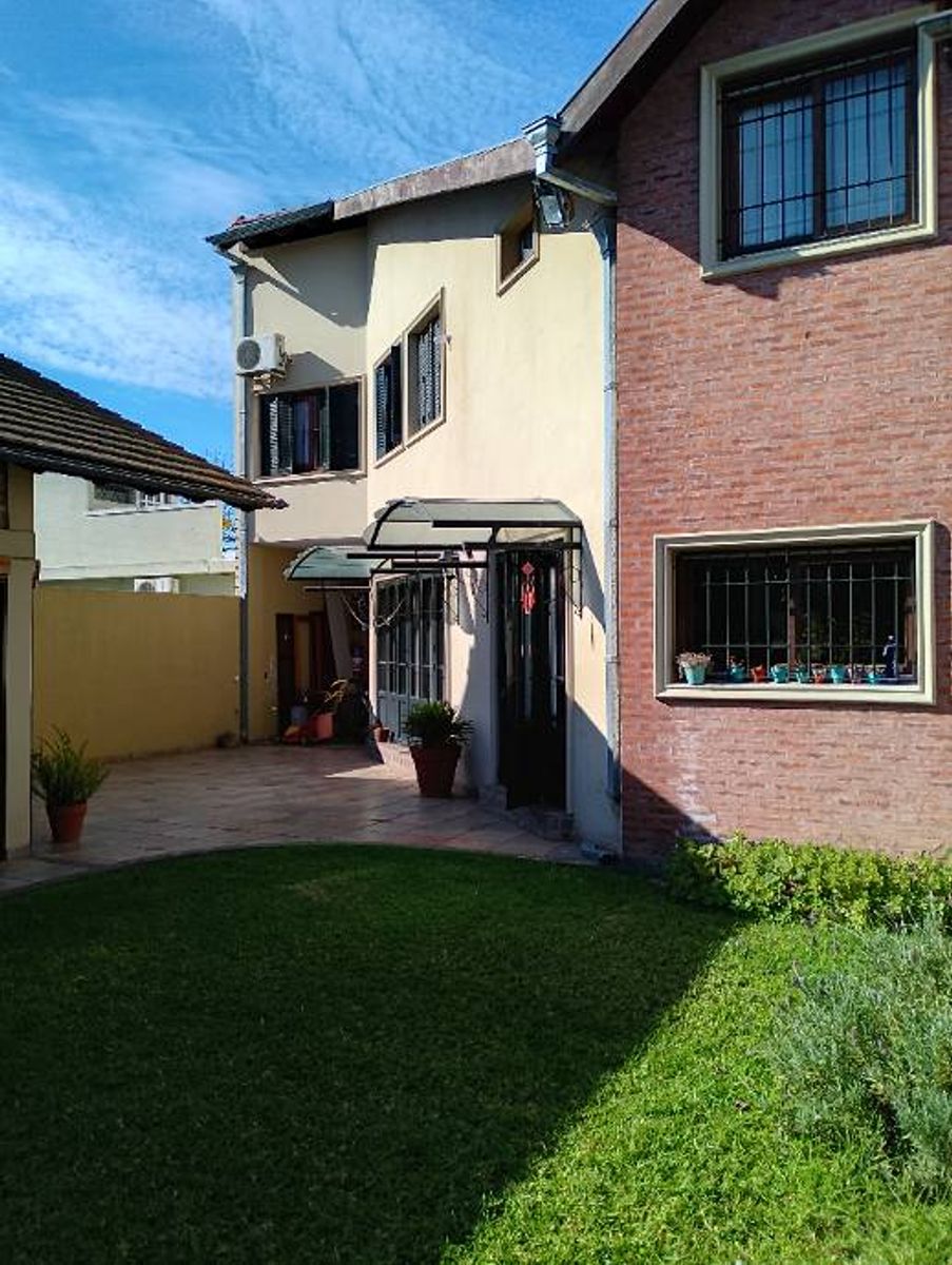 IMPONENTE CHALET EN DOS PLANTAS DE 6 AMBIENTES - CASTELAR NORTE - 23