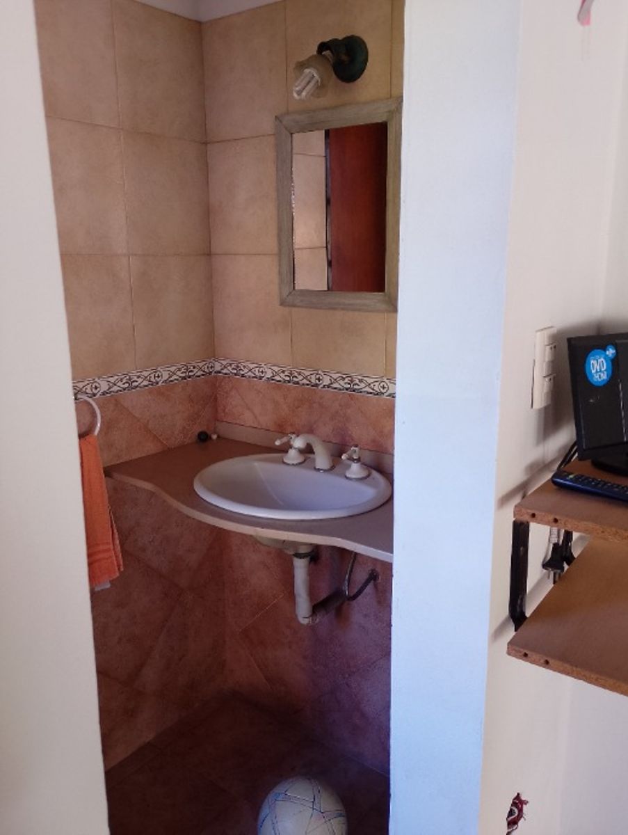 IMPONENTE CHALET EN DOS PLANTAS DE 6 AMBIENTES - CASTELAR NORTE - 25