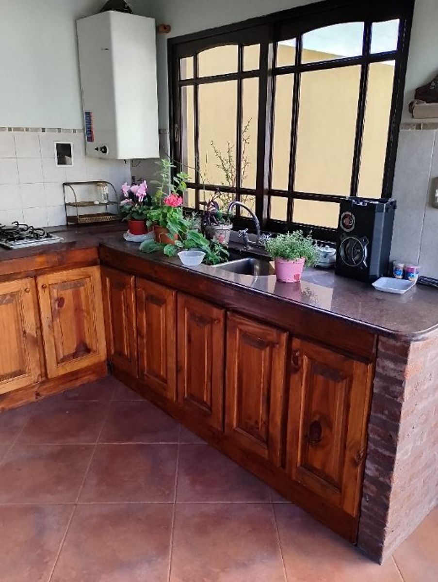 IMPONENTE CHALET EN DOS PLANTAS DE 6 AMBIENTES - CASTELAR NORTE - 26