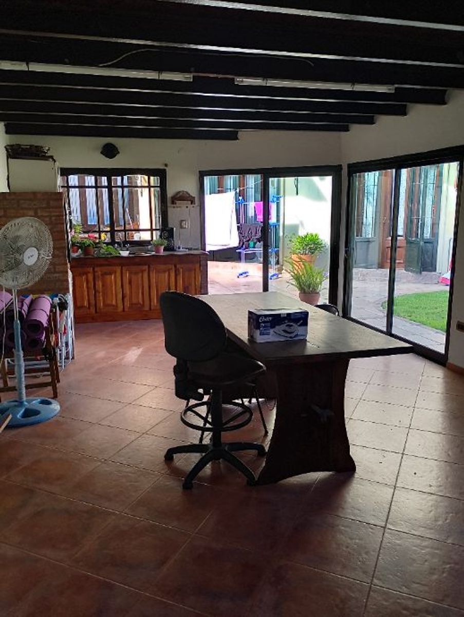 IMPONENTE CHALET EN DOS PLANTAS DE 6 AMBIENTES - CASTELAR NORTE - 27
