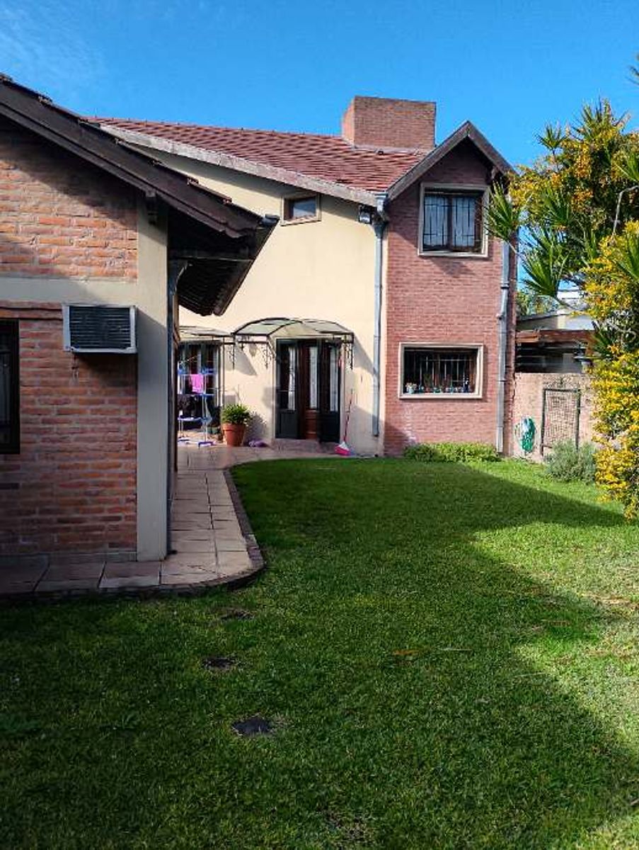 IMPONENTE CHALET EN DOS PLANTAS DE 6 AMBIENTES - CASTELAR NORTE - 28