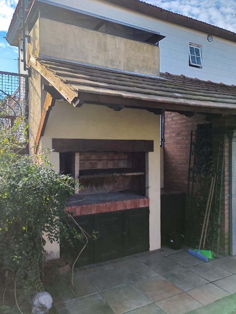 IMPONENTE CHALET EN DOS PLANTAS DE 6 AMBIENTES - CASTELAR NORTE - 29