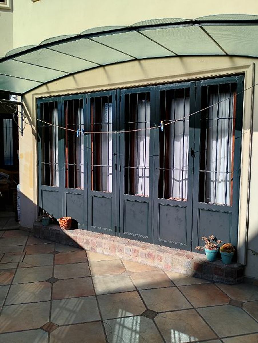IMPONENTE CHALET EN DOS PLANTAS DE 6 AMBIENTES - CASTELAR NORTE - 30