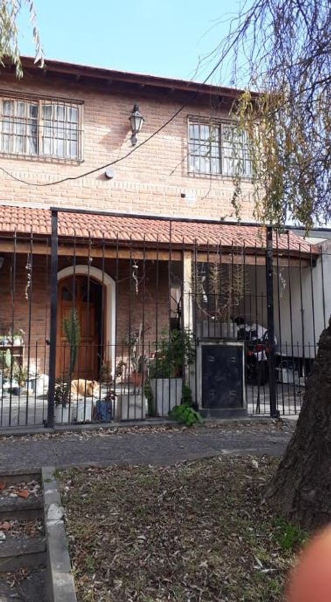 CHALET DE 6 AMBIENTES EN VENTA - ITUZAINGO NORTE