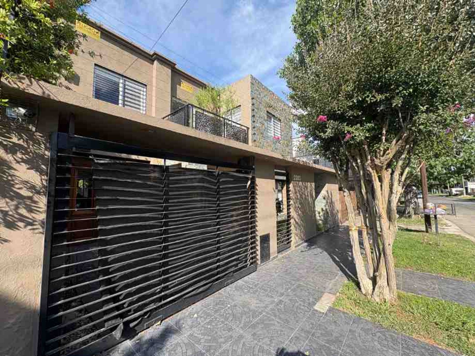 CASA MINIMALISTA DE 5 AMBIENTES EN VENTA - ITUZAINGO NORTE - 1