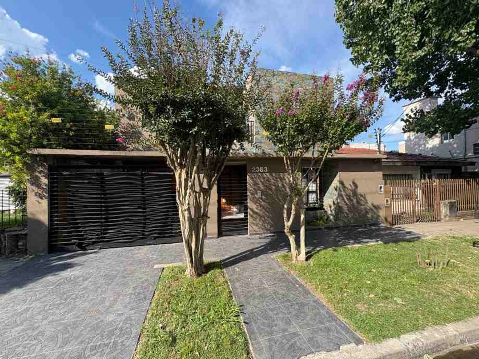 CASA MINIMALISTA DE 5 AMBIENTES EN VENTA - ITUZAINGO NORTE - 2