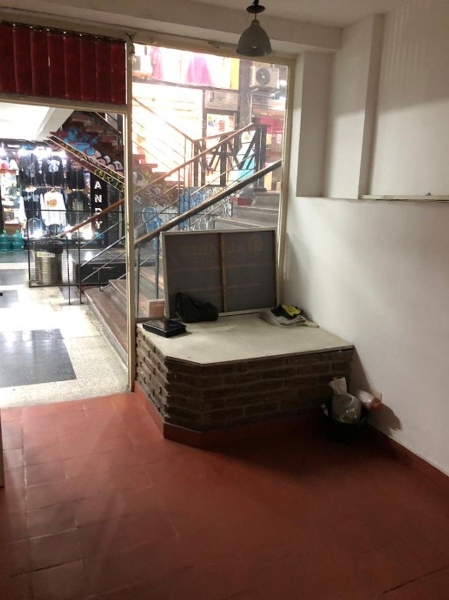 LOCAL COMERCIAL EN GALERIA PASEO EN VENTA - MORON CENTRO - 2