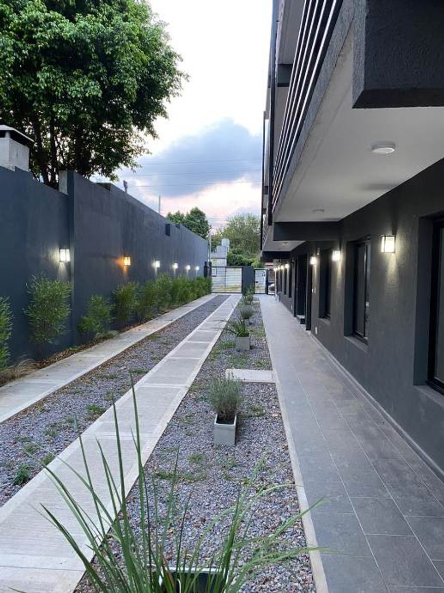 DEPARTAMENTO DE 2 AMBIENTES EN PLANTA BAJA CON COCHERA DESCUBIERTA - 2