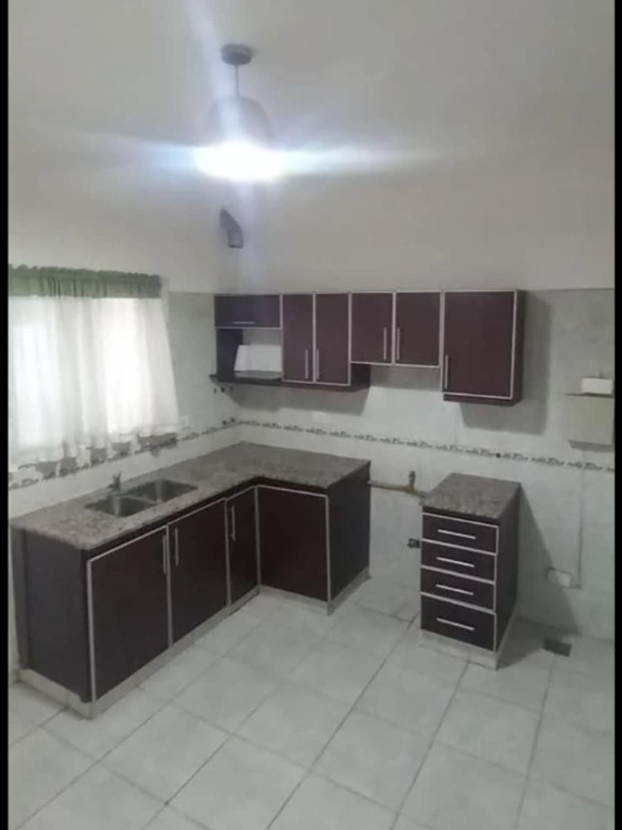 TRIPLEX DE 4 AMBIENTES EN VENTA - PASO DEL REY - 2