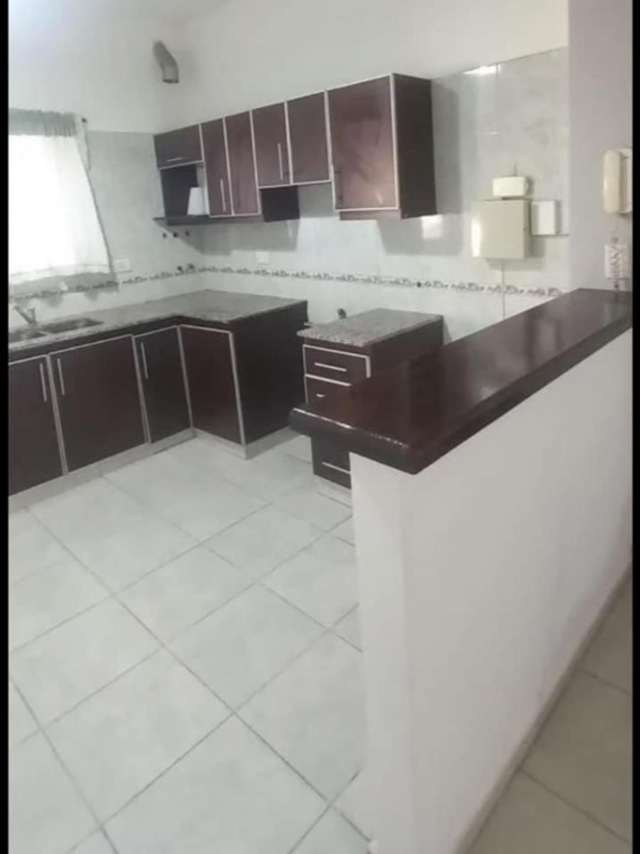 TRIPLEX DE 4 AMBIENTES EN VENTA - PASO DEL REY - 3