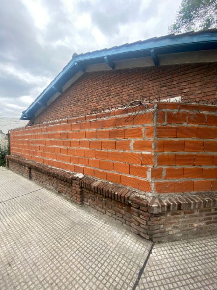 CASA DE 3 AMBIENTES A REFACCIONAR EN VENTA - CASTELAR NORTE - 4
