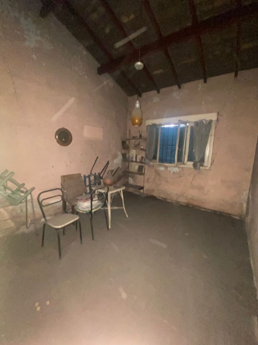 CASA DE 3 AMBIENTES A REFACCIONAR EN VENTA - CASTELAR NORTE - 5