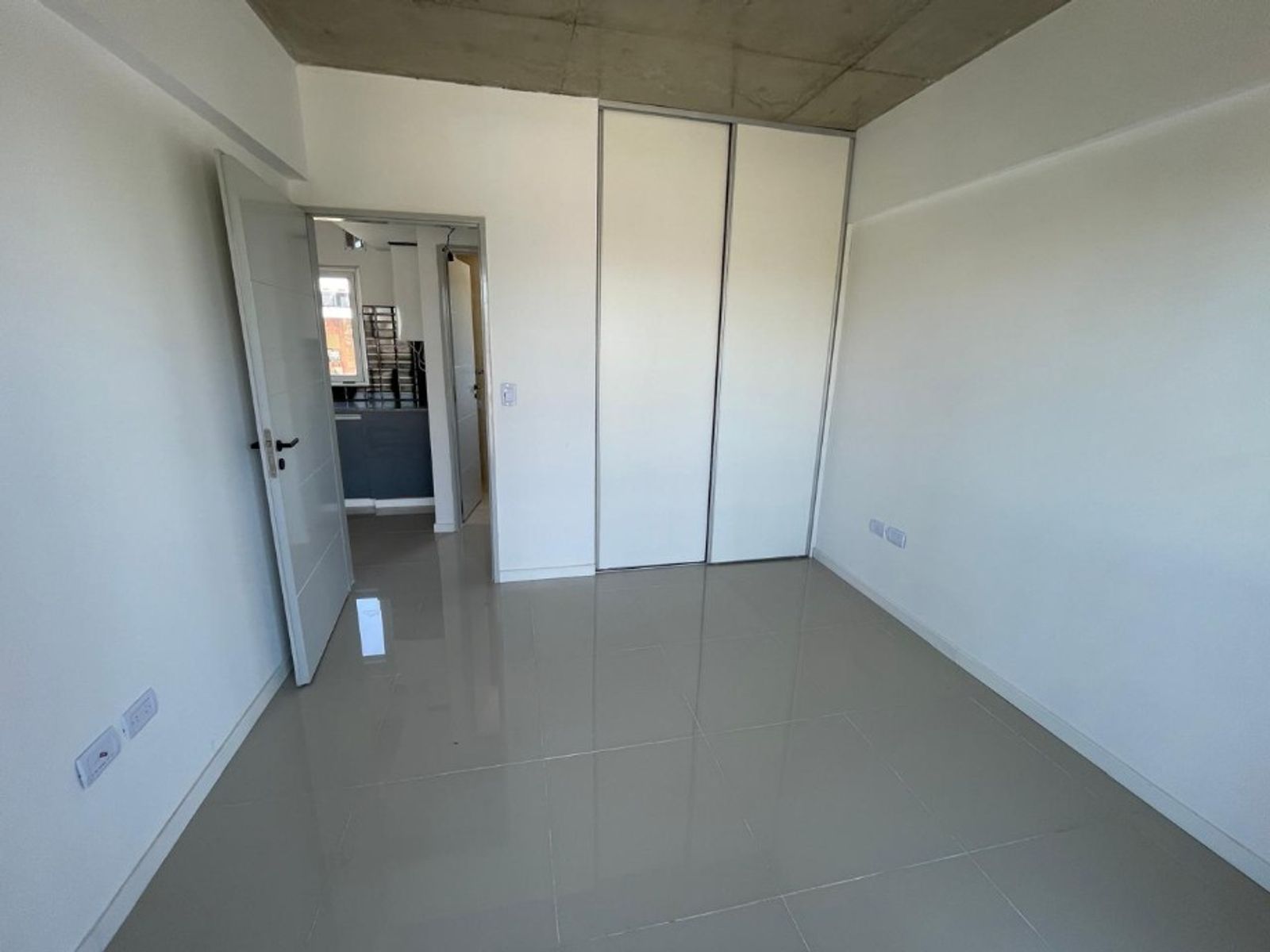 DEPARTAMENTOS DE 2 AMBIENTES C/ BALCON - COCHERAS OPCIONALES - 3