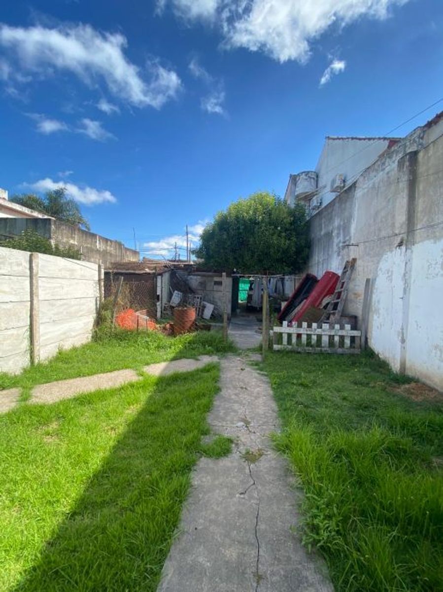 CASA MUTIFAMILIAR EN VENTA - CASTELAR NORTE - 3
