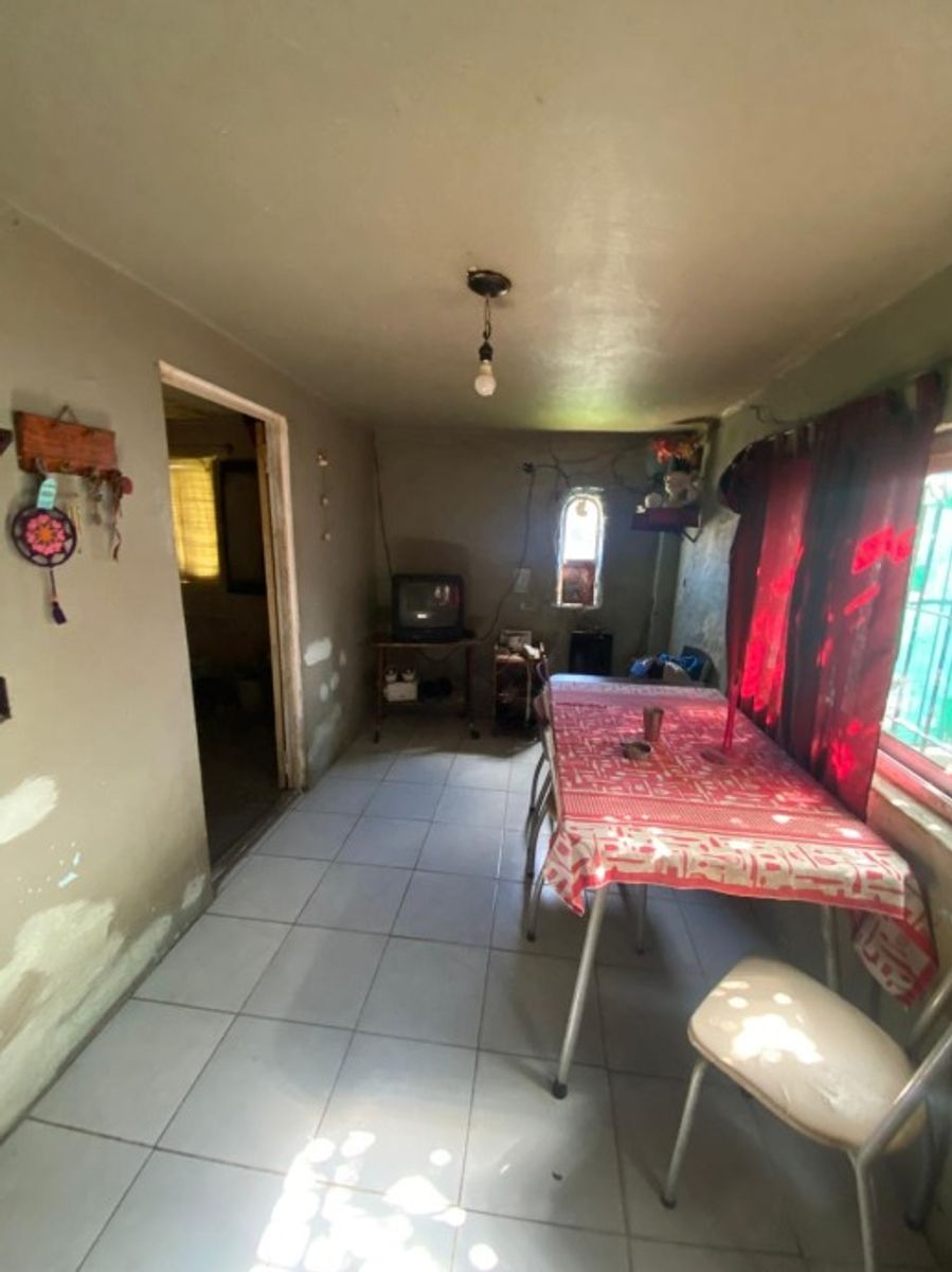 CASA MUTIFAMILIAR EN VENTA - CASTELAR NORTE - 4