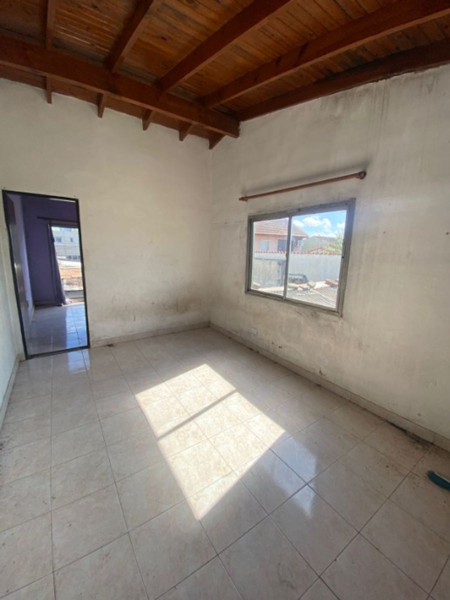 CASA MUTIFAMILIAR EN VENTA - CASTELAR NORTE - 12