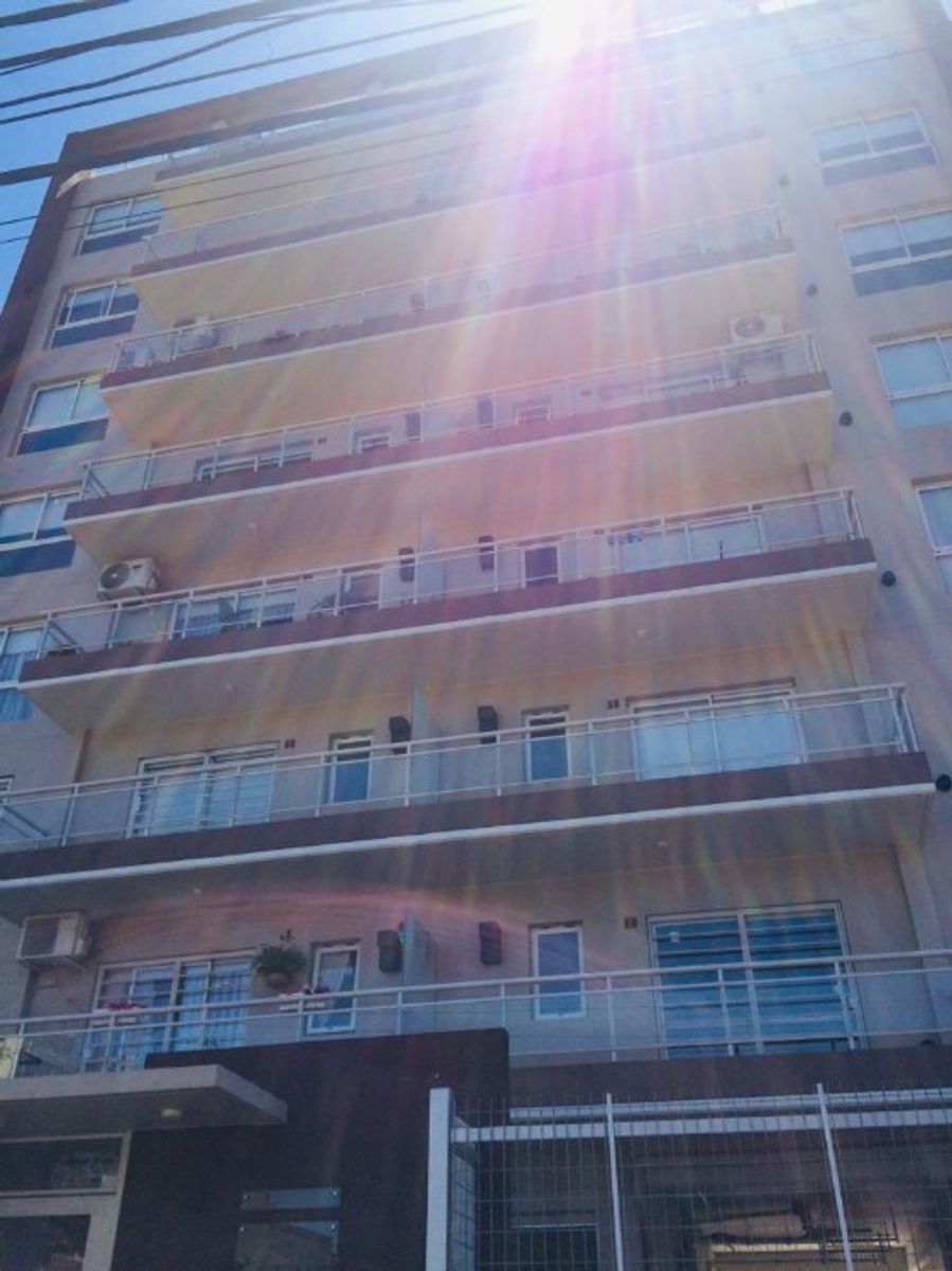 DEPARTAMENTO DE 2 AMBIENTES CON COCHERA EN VENTA - MORON CENTRO - 2
