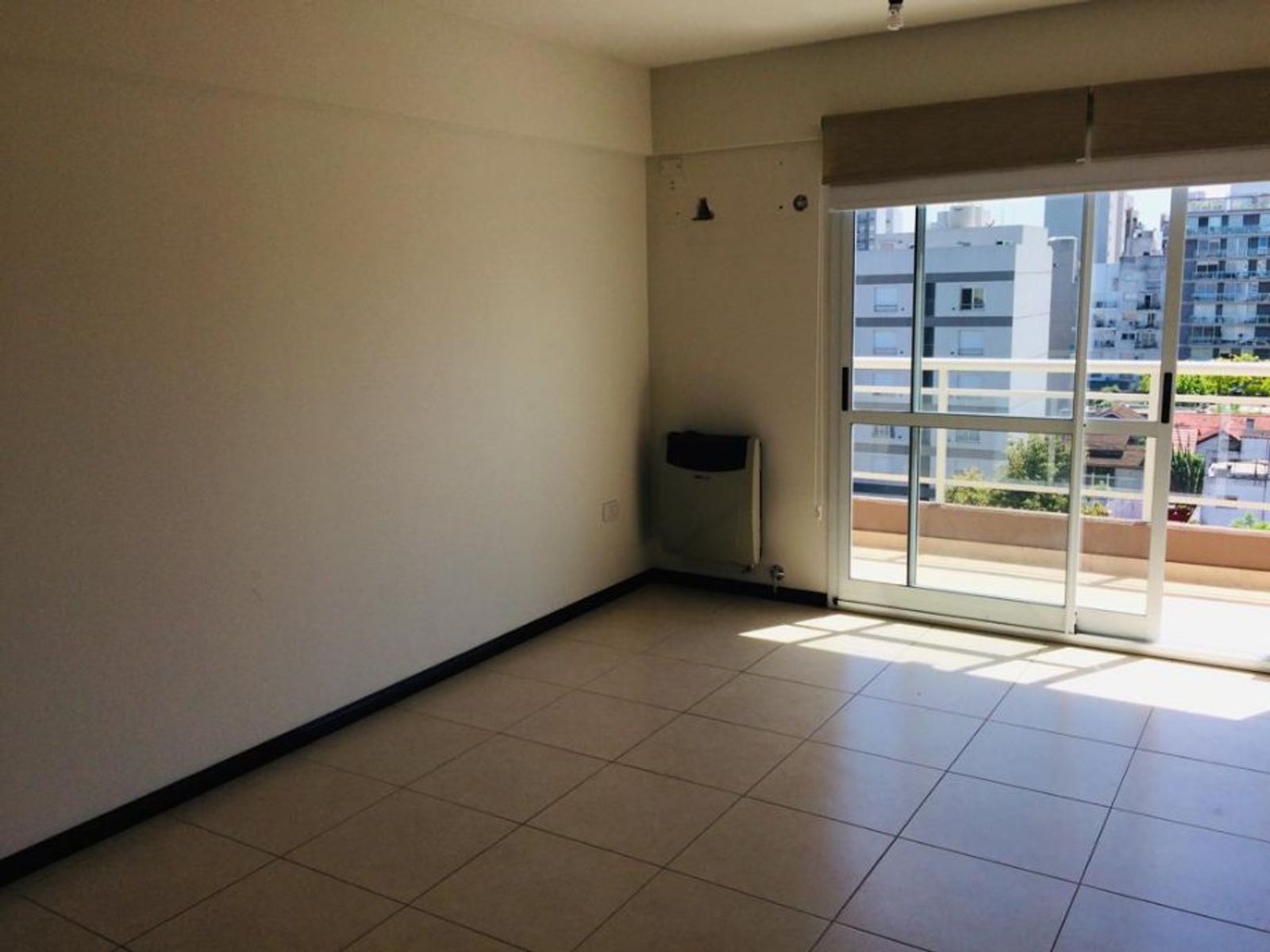 DEPARTAMENTO DE 2 AMBIENTES CON COCHERA EN VENTA - MORON CENTRO - 4