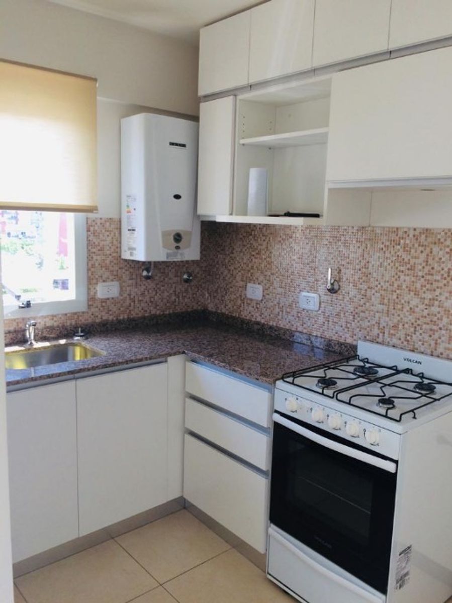 DEPARTAMENTO DE 2 AMBIENTES CON COCHERA EN VENTA - MORON CENTRO - 5