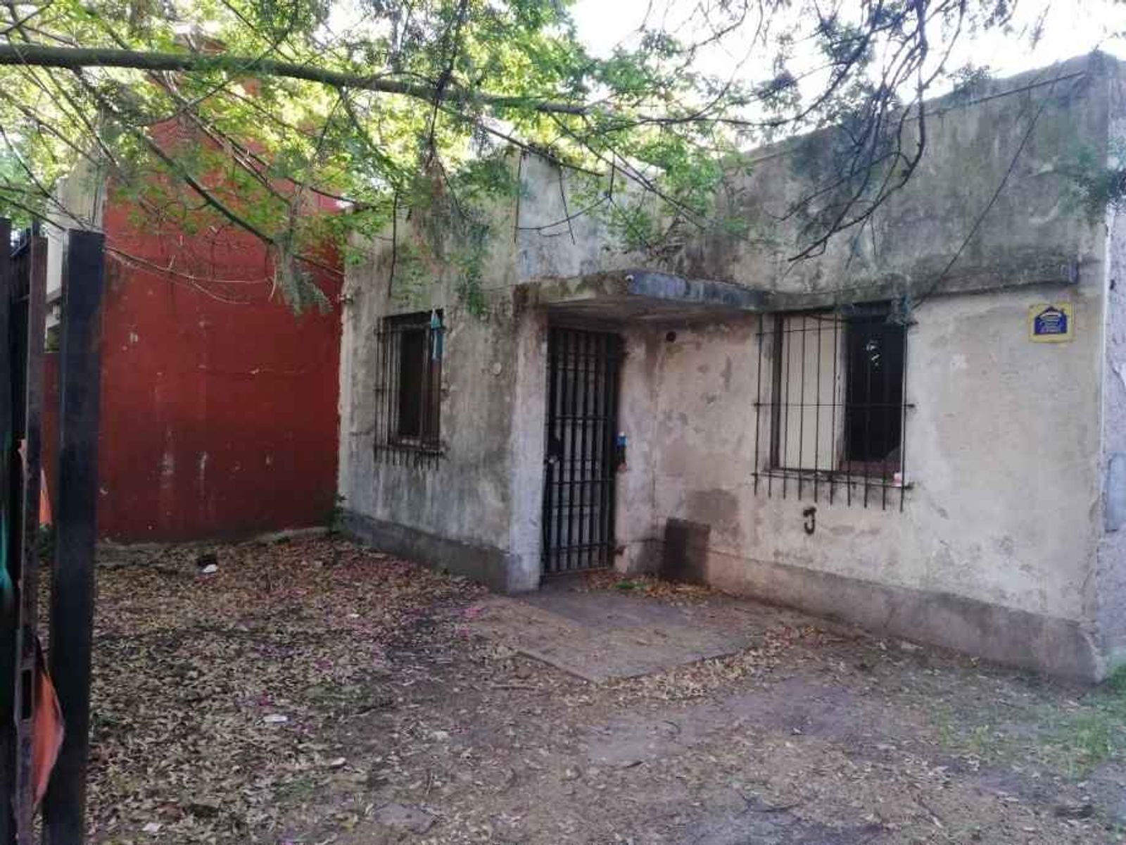 CASA AMERICANA DE 4 AMBIENTES A REFACCIONAR EN VENTA - MORON CENTRO - 1
