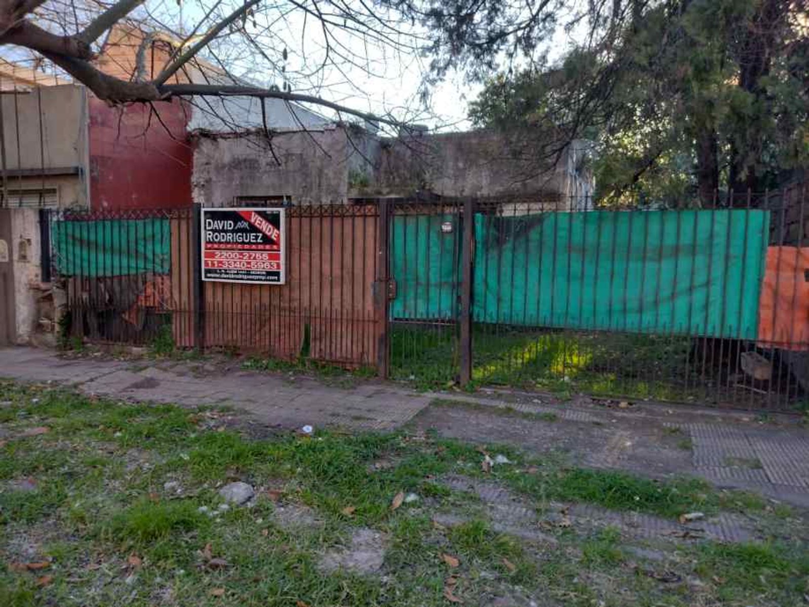 CASA AMERICANA DE 4 AMBIENTES A REFACCIONAR EN VENTA - MORON CENTRO - 4