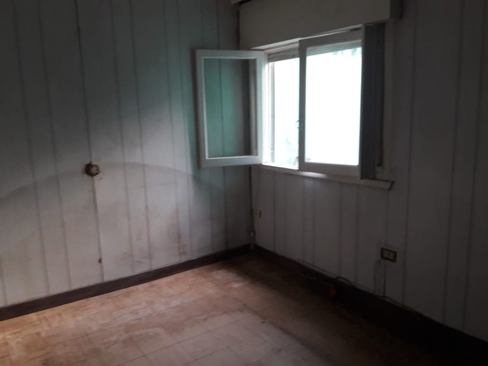 CASA AMERICANA DE 3 AMBIENTES + 2 LOCALES EN VENTA - MORON SUR - 4