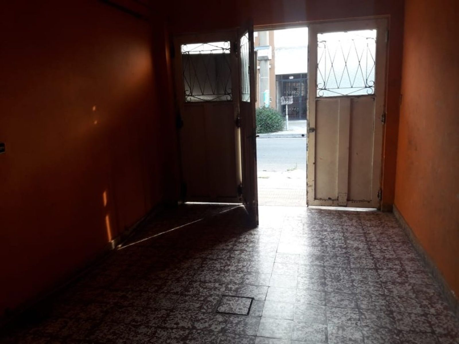 CASA AMERICANA DE 3 AMBIENTES + 2 LOCALES EN VENTA - MORON SUR - 11