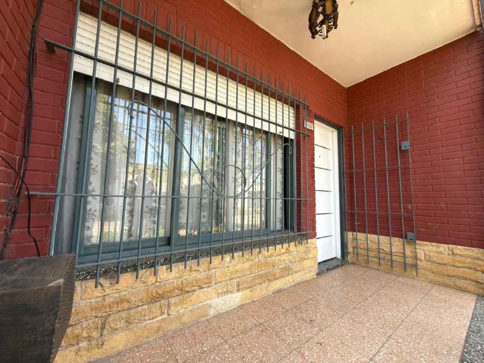 CASA CON 3 LOCALES COMERCIALES EN VENTA EN MORON SUR - 4