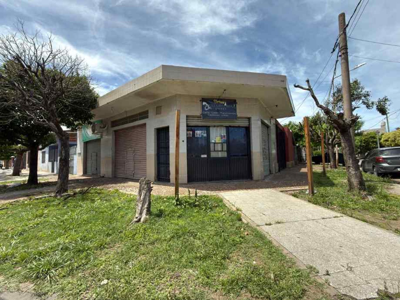 CASA CON 3 LOCALES COMERCIALES EN VENTA EN MORON SUR - 8