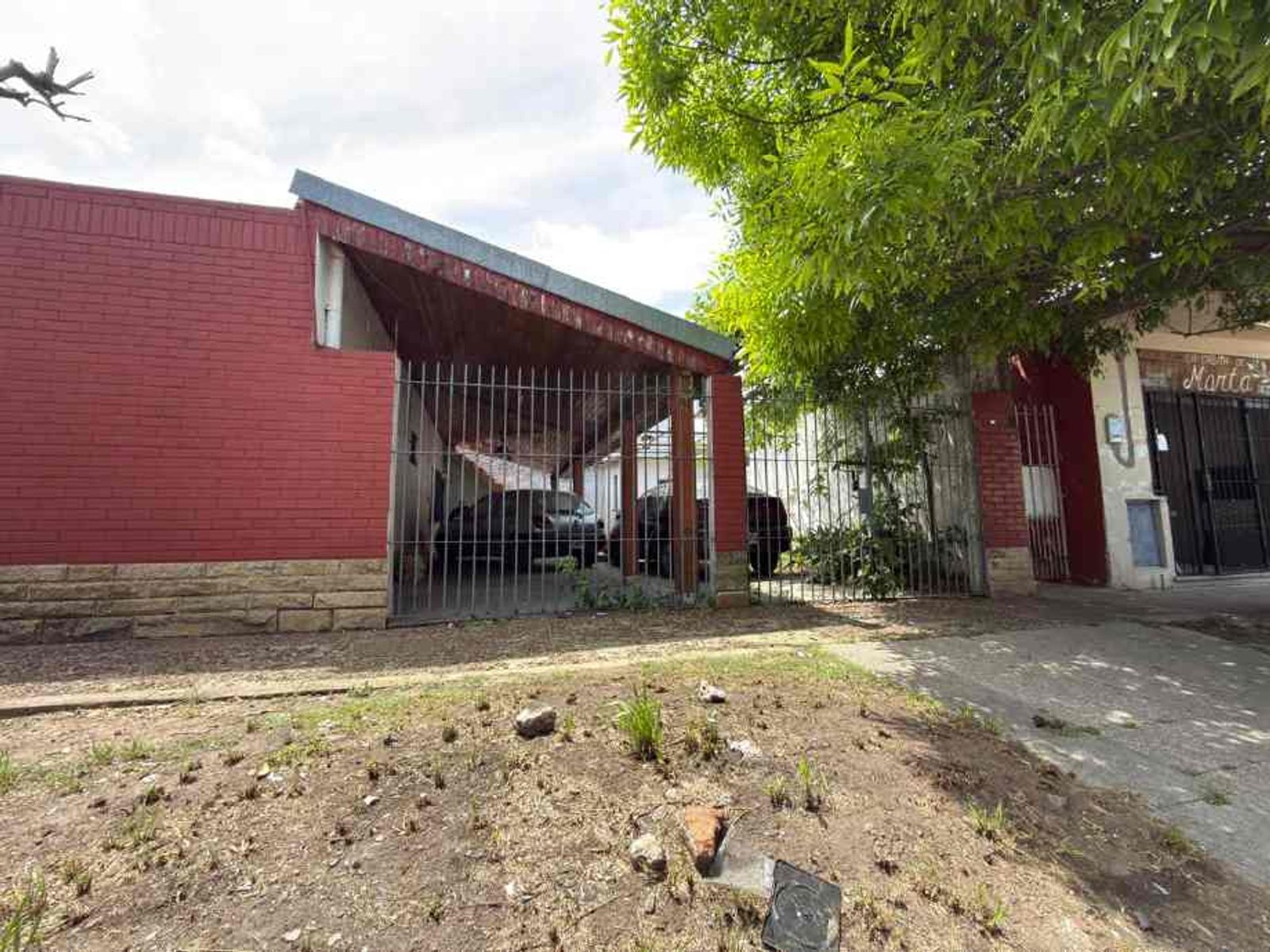 CASA CON 3 LOCALES COMERCIALES EN VENTA EN MORON SUR - 9