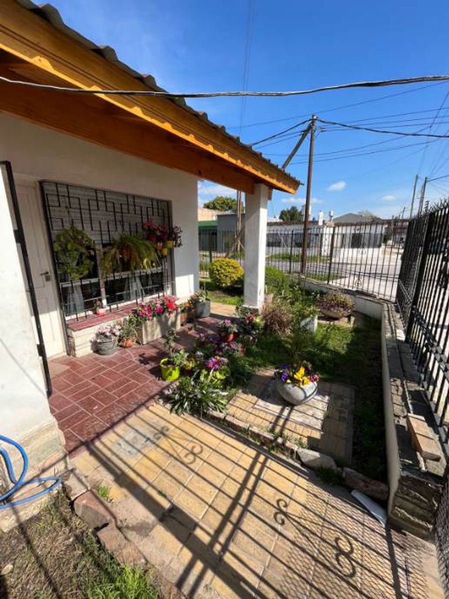CHALET DE 6 AMBIENTES EN ESQUINA - 1