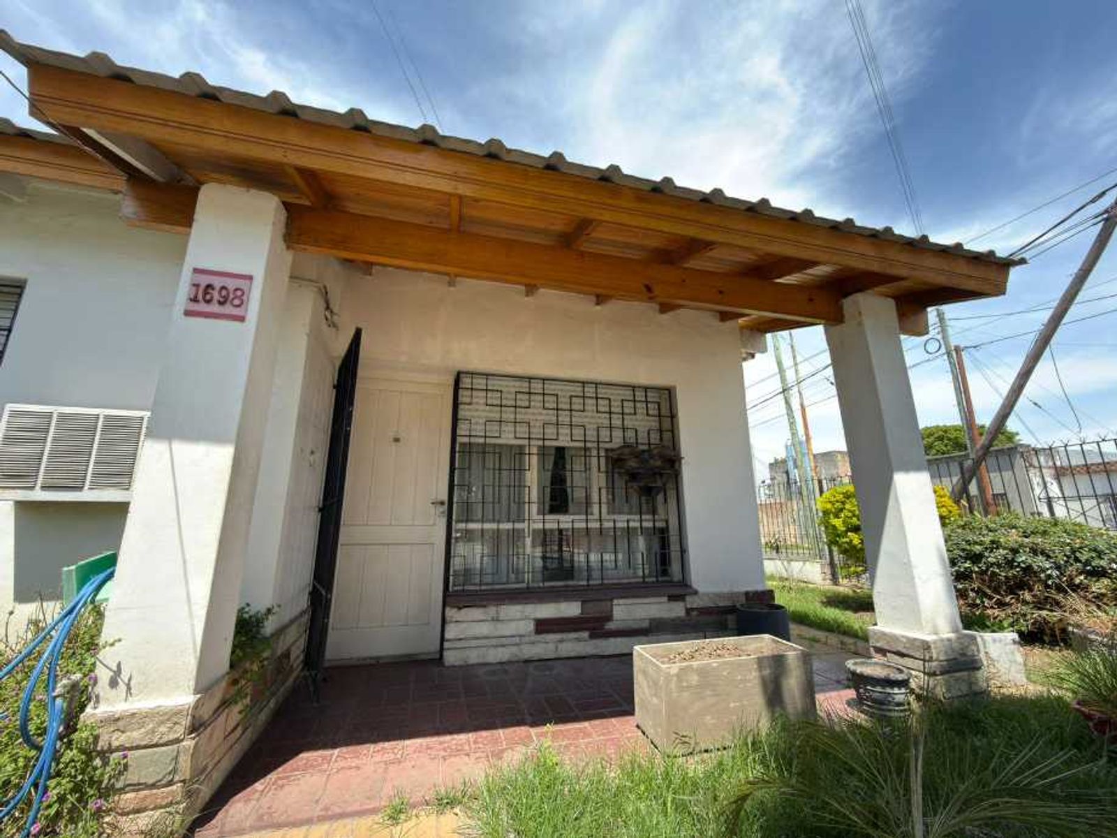 CHALET DE 6 AMBIENTES EN ESQUINA - 2