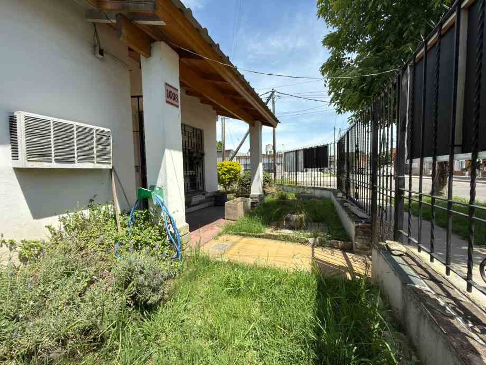 CHALET DE 6 AMBIENTES EN ESQUINA - 3