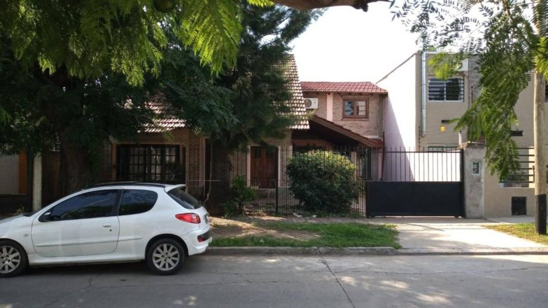 CHALET DE 5 AMBIENTES EN VENTA - ITUZAINGO - 1