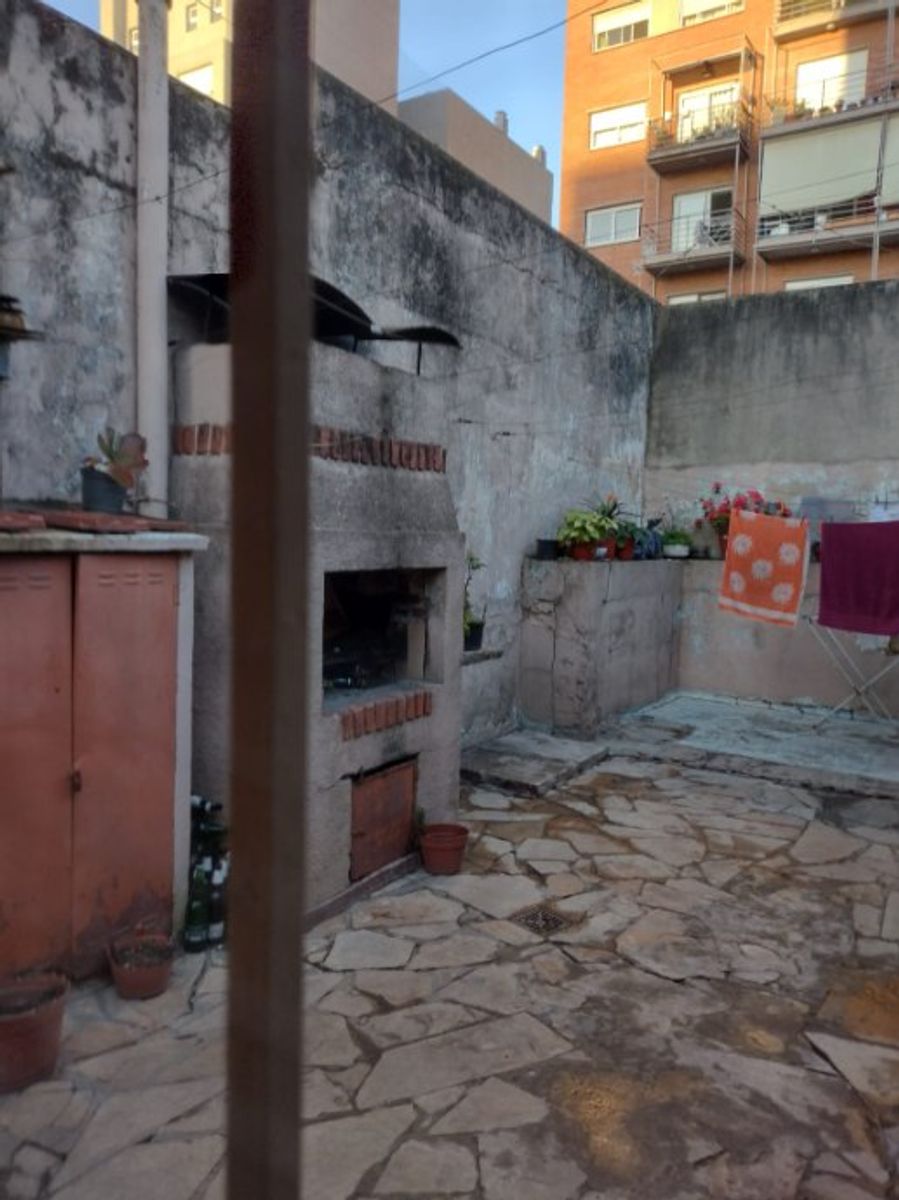 CASA EN VENTA IDEAL PARA 2 FAMILIAS -MORON - 2