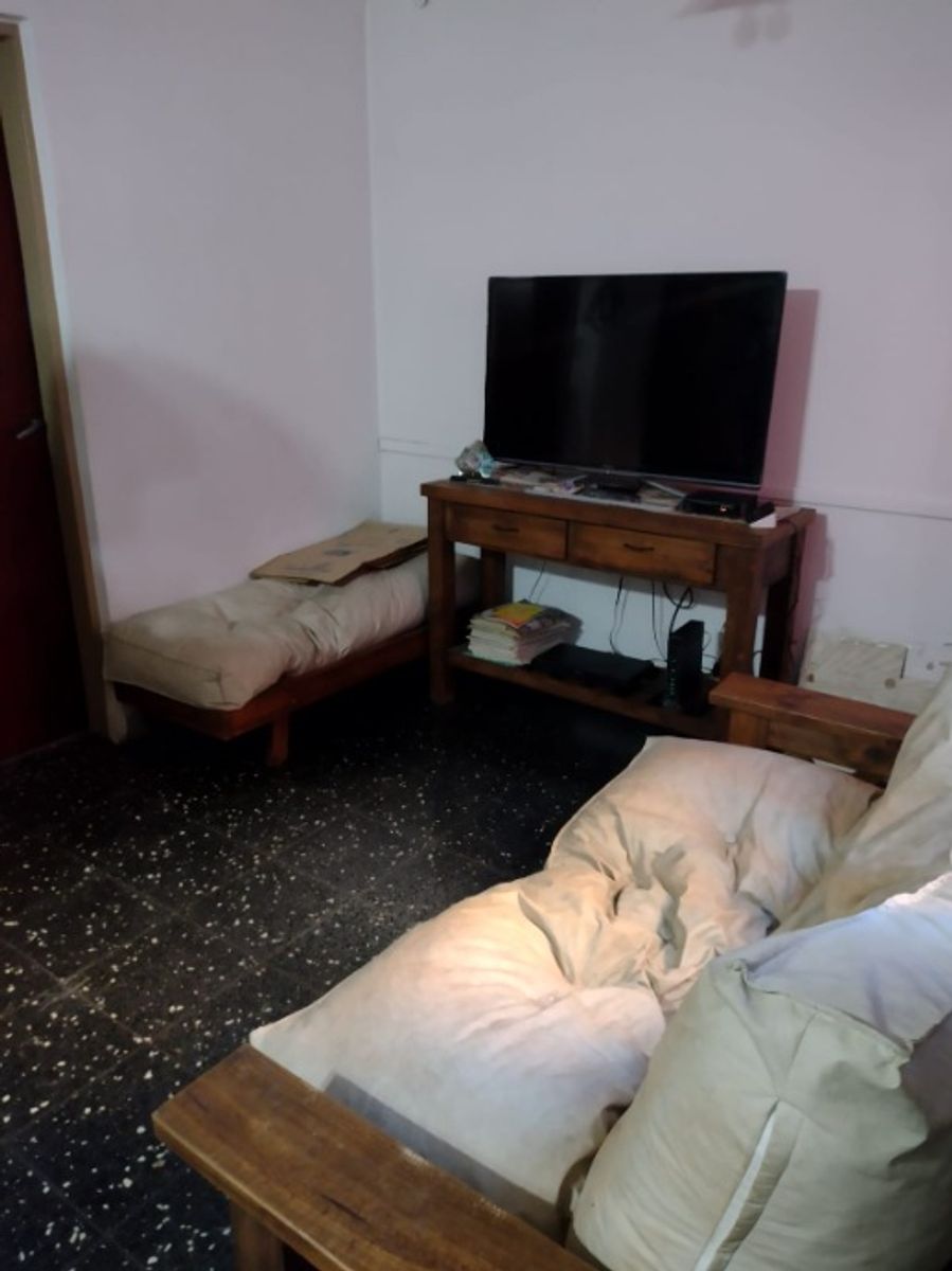 CASA EN VENTA IDEAL PARA 2 FAMILIAS -MORON - 3