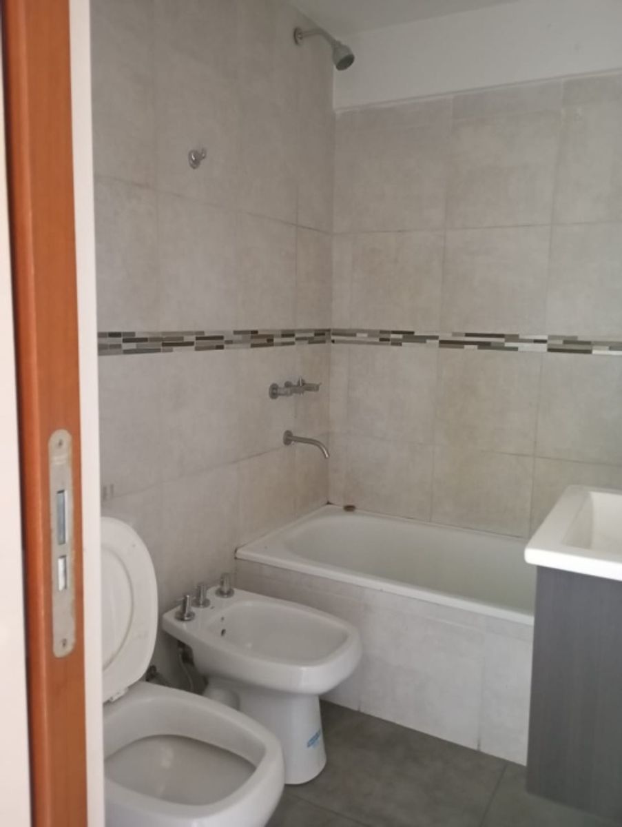 DEPARTAMENTO DE 2 AMBIENTES CON COCHERA + BAULERA EN MORON A LA VENTA — foto 6