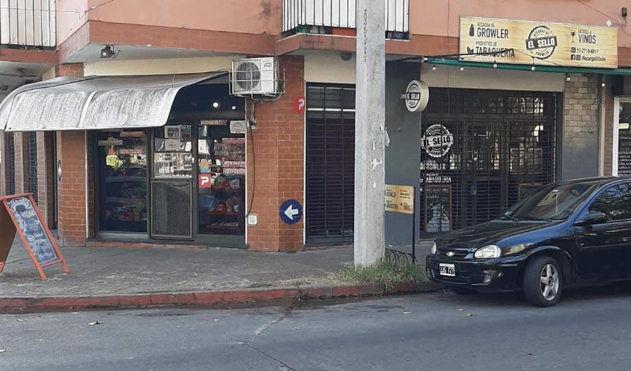 SE VENDEN DOS LOCALES JUNTOS O POR SEPARADO -MORON CENTRO - 1