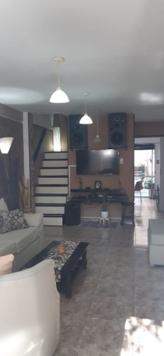 TRIPLEX EN VENTA -MORON - 2