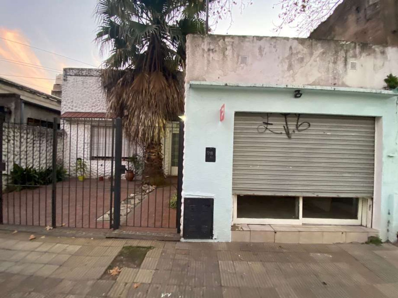 CASA 3 AMBIENTES CON LOCAL EN VENTA EN BLOCK EN MORÓN CENTRO - 1