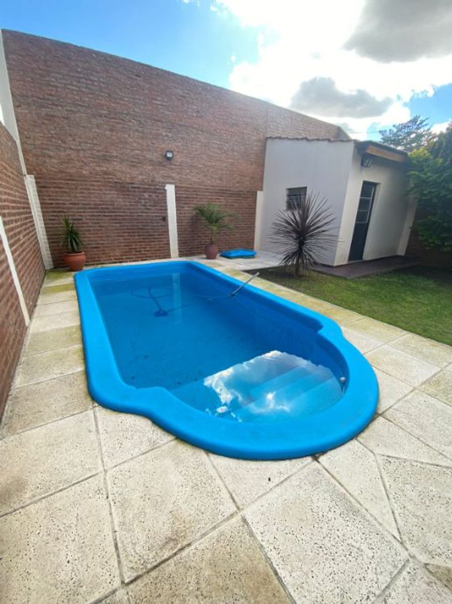 CASA DE 4 AMBIENTES EN EXCELENTE ESTADO-MORON - 21