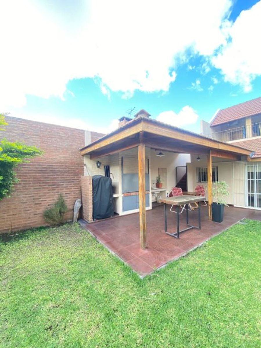 CASA DE 4 AMBIENTES EN EXCELENTE ESTADO-MORON - 23
