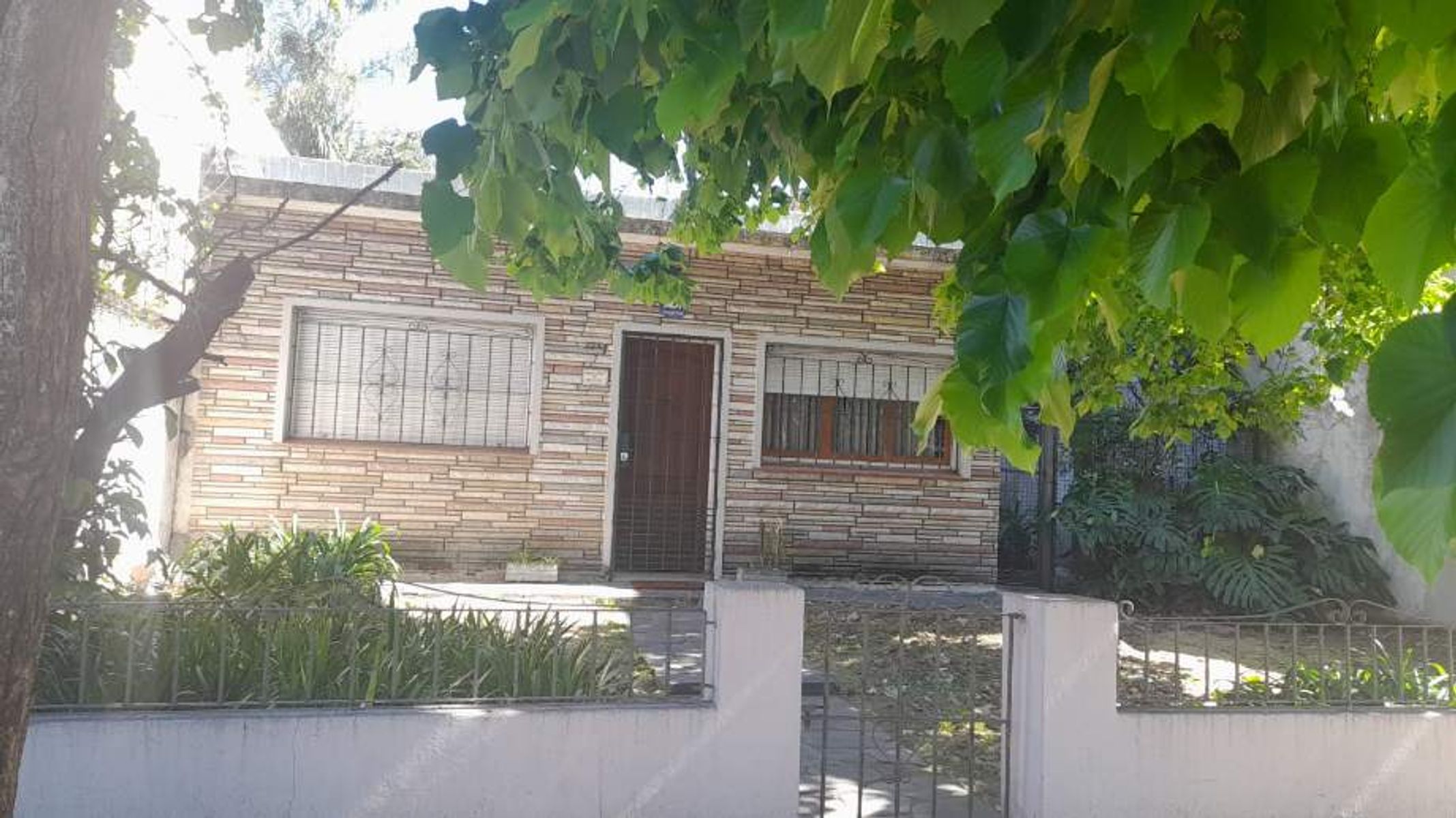 Casa de 3 ambientes a metros de Santa Rosa-CASTELAR - 2