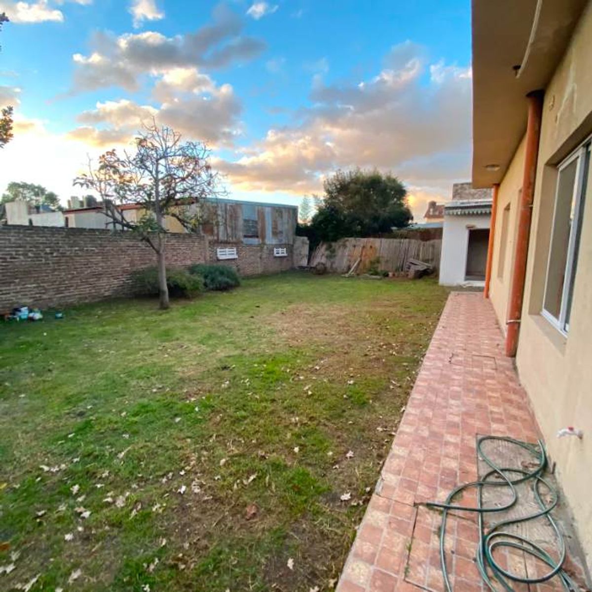 SE VENDEN 2 CASAS DE 3 AMBIENTES EN MORON