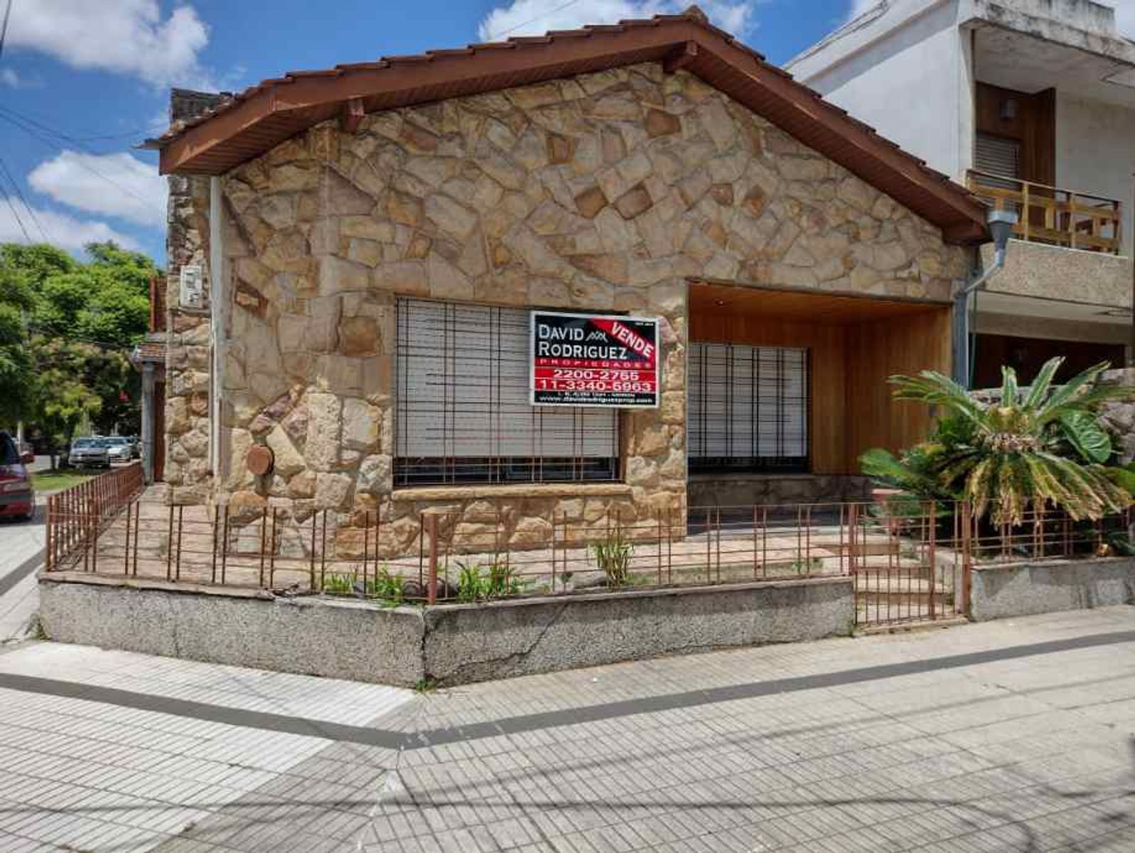 CHALET SOBRE ESQUINA -MORON - 1